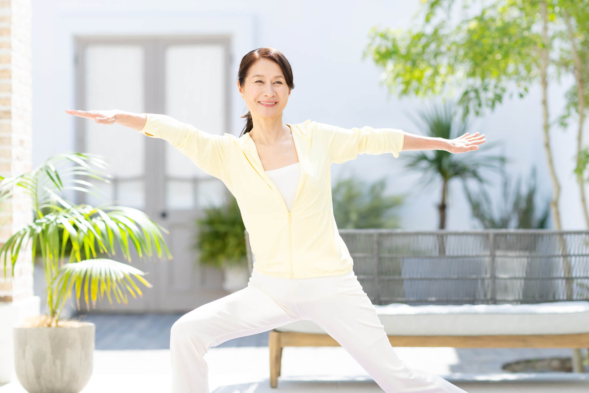 笑顔でピラティスをする女性