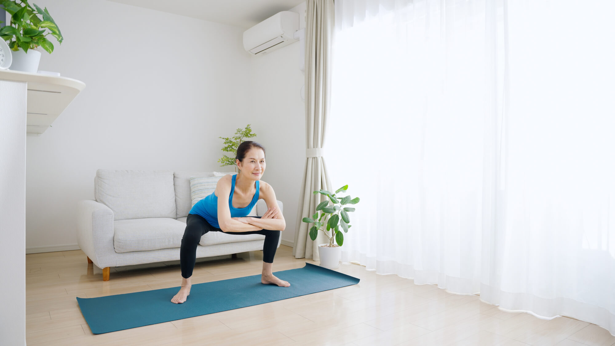 自宅で筋トレに励む女性