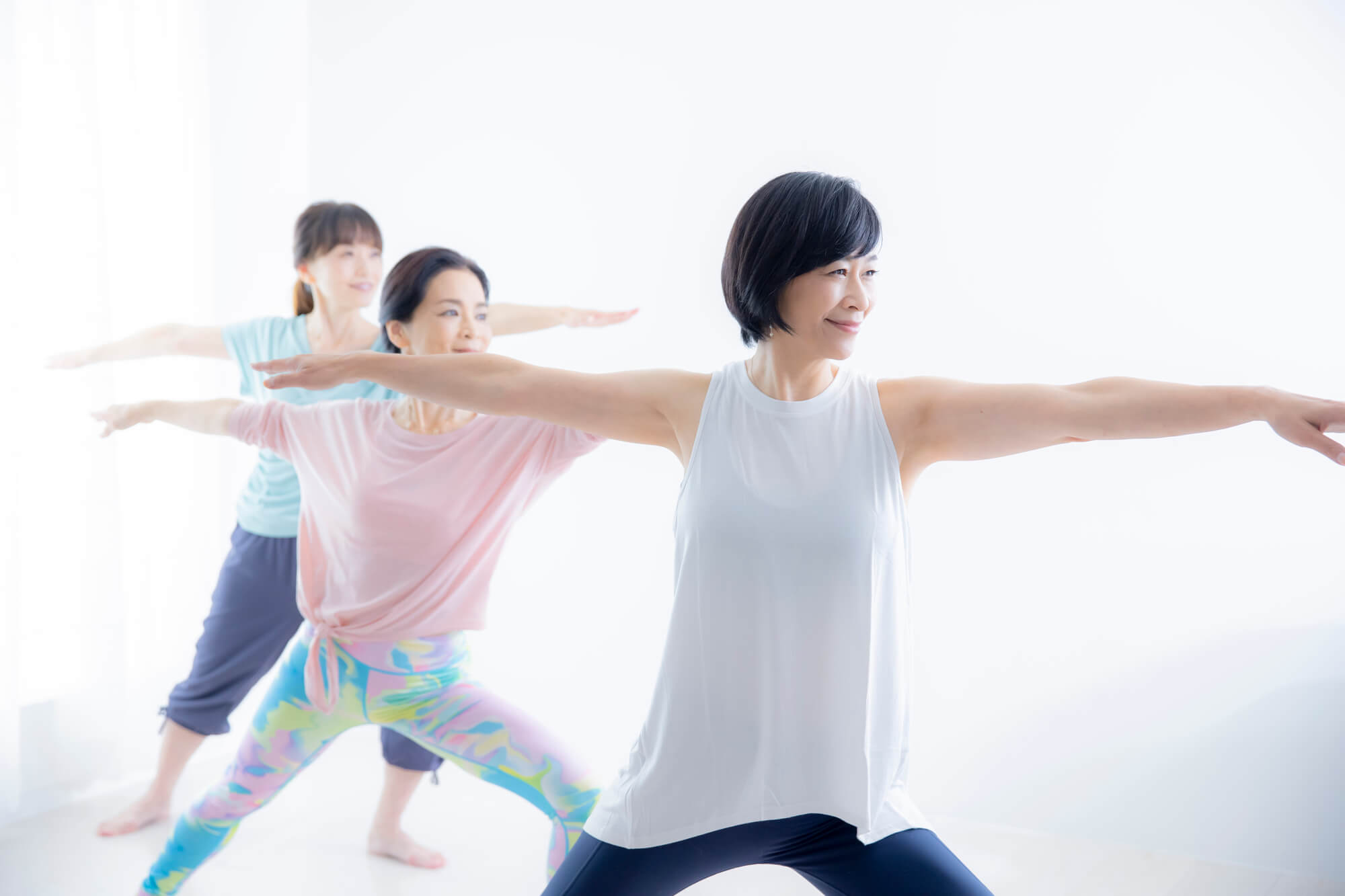 ピラティスのエクササイズをする40代の女性