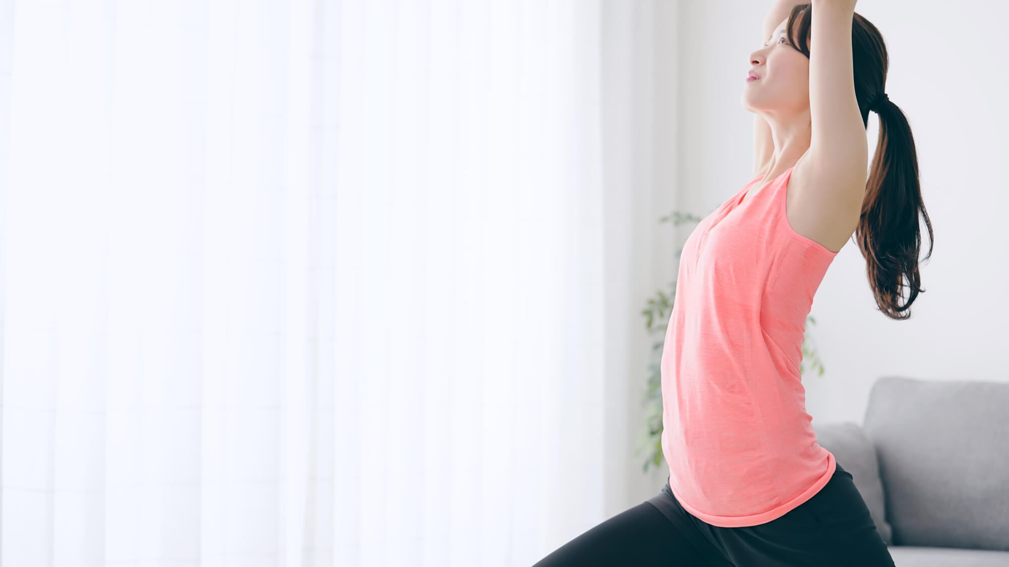 屋内で運動をする女性