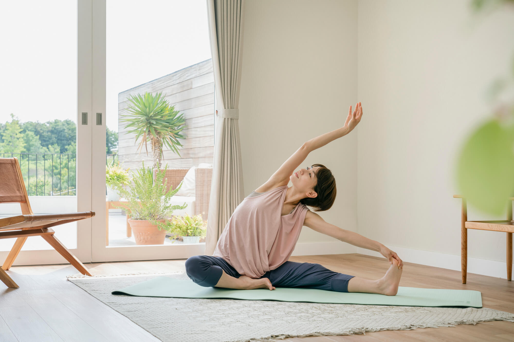 屋内でストレッチをする女性