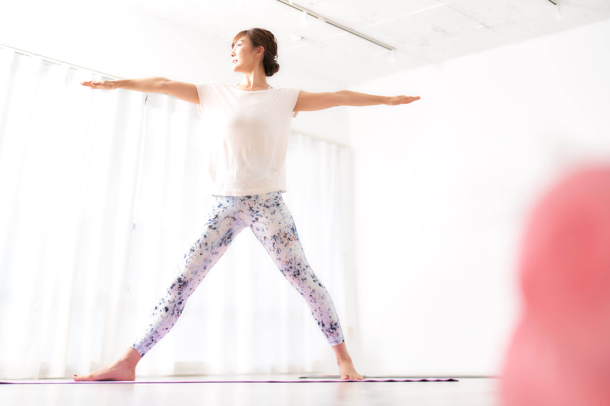 エクササイズに取り組む女性