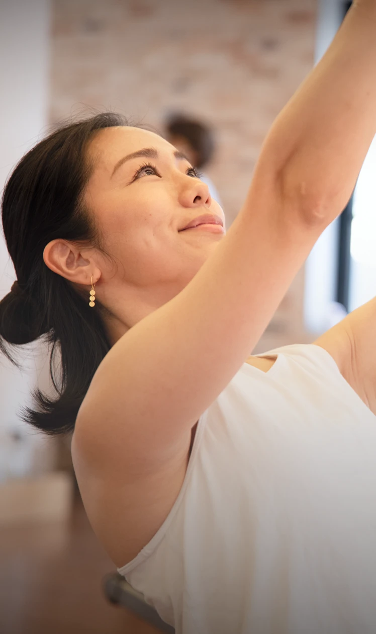 猫背が、老けて見える最大の原因。背骨を目覚めさせ、美しい姿勢へ