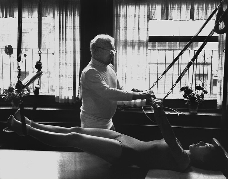 ピラティスを行う男性